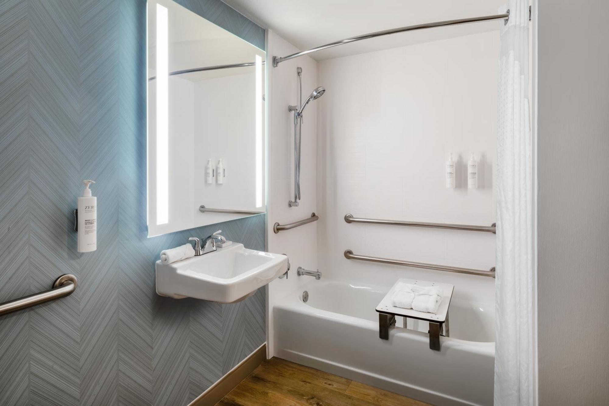 King Room Bath Tub Disability Access,1557823372:JPEG